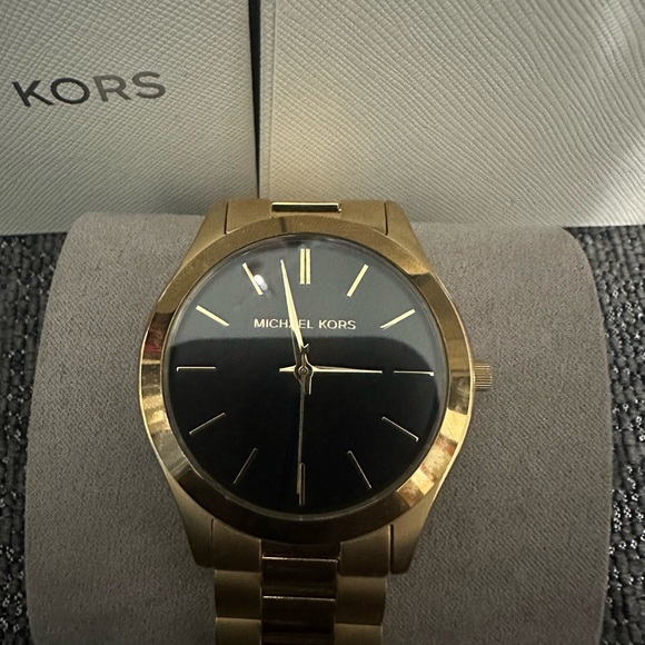 MICHAEL KORS
Slim Runway Black Dial Men's Watch
Item No. MK8621 - Picture 2 of 7